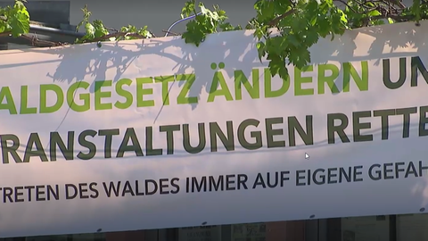 In Steinbach am Donnersberg wurde am Samstag gegen das aktuelle Waldgesetz protestiert.
