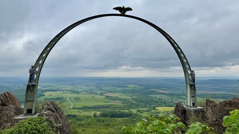 Ein Spaziergang zum Adlerbogen im Donnersbergkreis ist bei jedem Wetter ab dem Frühjahr empfehlenswert. 