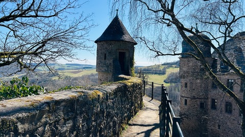 Die Burg Lichtenberg an einem frischen Frühlingstag in der Sonne.
