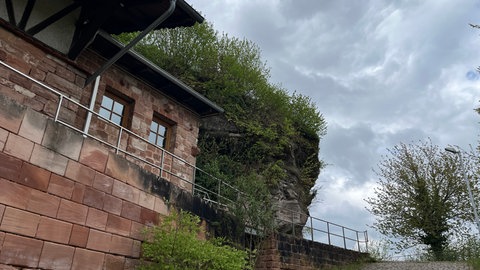Graue Wolken über der Burg Lemberg im Landkreis Südwestpfalz