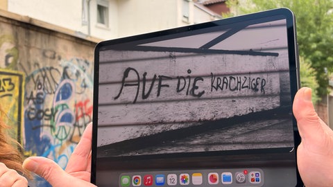 Ein historisches Foto erinnert nahe des ehemaligen THING an die "krachzige" Lautrer Musikszene.
