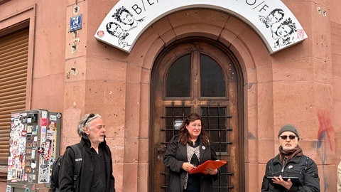 Vor dem "Benderhof" erinnern Christina Bacher und Michael Halberstadt an einen der wichtigsten Treffpunkte der Musikszene in Kaiserslautern.
