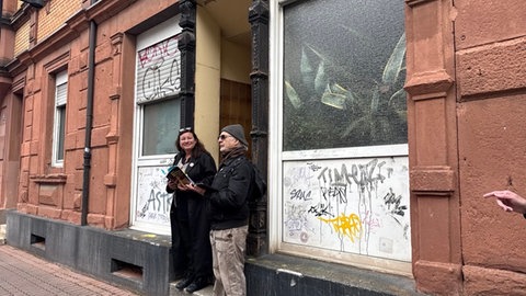 Christina Bacher (links) und Hermann Dusch vor dem früheren Standort der "Pille". - Stadtführung erinnert an Musikszene in Kaiserslautern