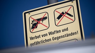 Ein Schild, das auf eine Waffenverbotszone hinweist