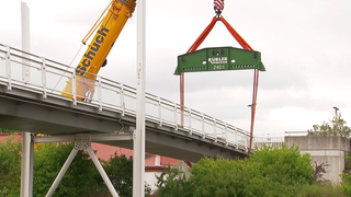 Lkw rammte Fußgängerbrücke an der B48.