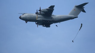 Symbolbild: Bundeswehr-Fallschirmjäger springen bei einer Übung aus dem Flugzeug. 
