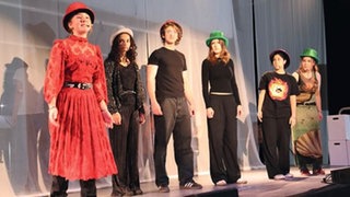 Schülerinnen und Schüler des Hohenstaufen-Gymnasiums in Kaiserslautern proben für die Musicalaufführung. 