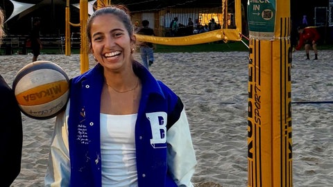 Melek Gezer beim Volleyballspielen auf dem Campus. Wenn sie nicht fürs Studium lernen oder arbeiten muss, liebt sie es in ihrer Freizeit Sport zu machen. 
