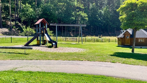 Bei strahlendem Sonnenschein lässt sich nicht erahnen, dass hier auf dem Lindener Spielplatz bei Kaiserslautern vor wenigen Tagen ein schlimmes Ereignis stattfand. 