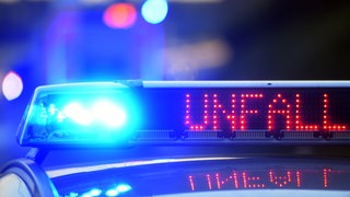 Eine Frau hat auf der A6 bei Enkenbach-Alsenborn betrunken einen Unfall gebaut, während ihre beiden Kids auf der Rückbank saßen.
