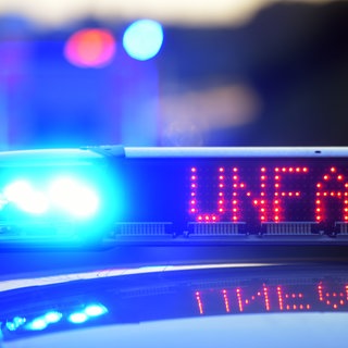 Eine Frau hat auf der A6 bei Enkenbach-Alsenborn betrunken einen Unfall gebaut, während ihre beiden Kids auf der Rückbank saßen.