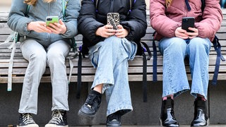 Ein Jahr lang haben Schüler in Zweibrücken auf ihr Smartphone verzichtet - zu Forschungszwecken. Die Ergebnisse sind überraschend (Symbolbild).