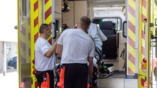 Eine Autofahrerin hat Rettungskräfte in Kaiserslautern während einer Reanimation behindert.