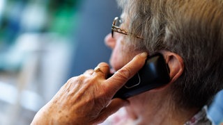 Eine 60-Jährige hat einen Schockanrufer überführt. Polizei nimmt Mann fest.