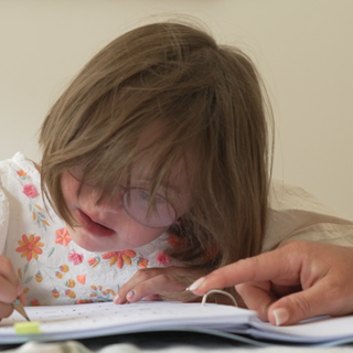 Amelie (9) hat Down-Syndrom und kommt in die dritte Klasse. Ihre Eltern hoffen, dass sie auch in Zukunft ihre Assistenzkraft behalten kann.