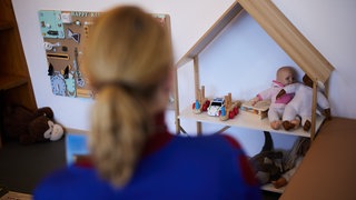 Erzieherinnen in Kitas sind immer öfter an ihrem Limit, ständige Überarbeitung führt zu Burnout.