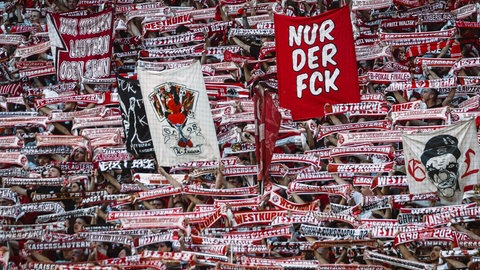 Die Westkurve im Fritz-Walter-Stadion ist gut gefüllt. 