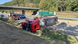 Ein Tanklaster liegt auf der A6 bei Kaiserslautern auf der Seite