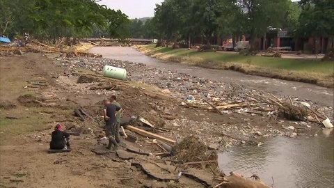 Die Ahr hat sich in ihr Flussbett zurückgezogen, die Gegend ist eine Trümmerlandschaft.