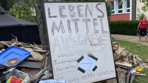 Hilfsaktion der  "Querdenker" an einer Schule in Bad Neunahr-Ahrweiler