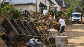 Sperrmüll türmt sich in den Strassen von Sinzig (19.7.2021)