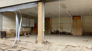 Blick in das zerstörte Erdgeschoss der Philipp Freiherr von Boeselager Realschule in Ahrweiler 