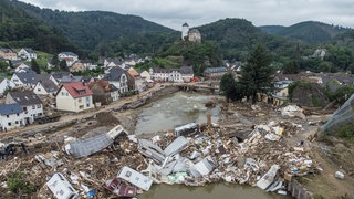 Nach der Flutkatastrophe im Ahrtal 2021 türmte sich das Treibgut in Kreuzberg meterhoch. Jetzt will die Staatsanwaltschaft über eine mögliche Anklage gegen Ex-Landrat Pföhler entscheiden.