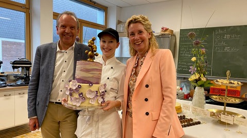 Johanna Orth mit ihren Eltern Inka und Ralph Orth. Sie wohnen ebenfalls in Bad Neuenahr-Ahrweiler