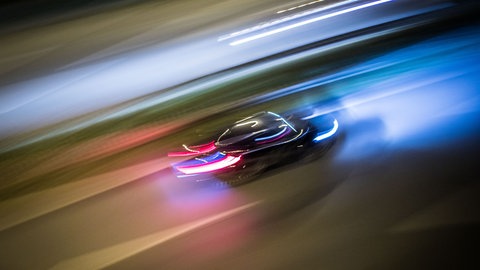 Auto verzerrt auf der autobahn