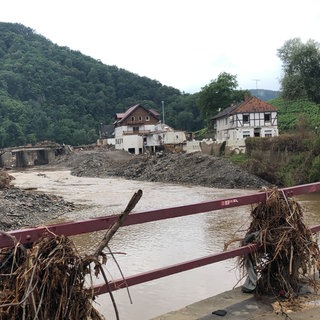 an einer Brücke im Kreis Ahrweiler hängt am 6.8. 2021 immer noch Treibgut