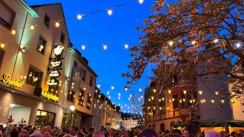 Beim Blütenfest in Güls sind die Gassen des Weinorts immer voll