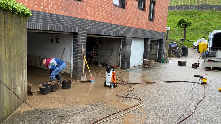 Nach dem Unwetter im Kreis Ahrweiler laufen die Aufräumarbeiten.