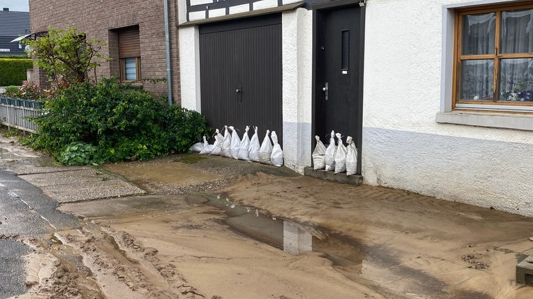 Nach dem Unwetter im Kreis Ahrweiler laufen die Aufräumarbeiten.