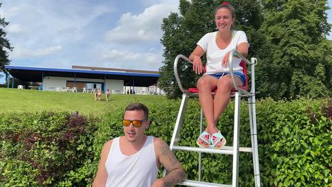 Die beiden argentinischen Rettungsschwimmer Juan Ipsale und Marisol Cruz führen diesen Sommer die Badeaufsicht im Freibad in Birlenbach (Rhein-Lahn-Kreis)