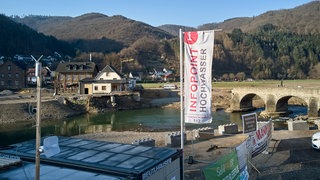 Ein Infopoint Hochwasser steht in Rech nahe der zerstörten Nepomukbrücke.