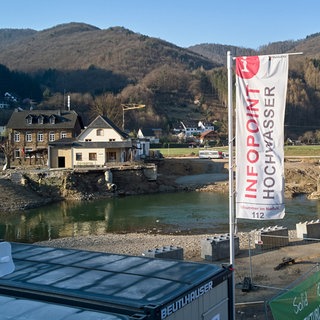 Ein Infopoint Hochwasser steht in Rech nahe der zerstörten Nepomukbrücke.