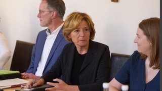 Ministerpräsidentin Malu Dreyer eröffnet die Kabinettssitzung in Dernau im Ahrtal.