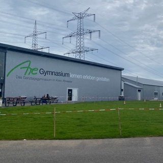 Der Container-Standort des Are-Gymnasiums in Grafschaft. Links die Sporthalle mit der großen Aufschrift Are-Gymnasium, rechts die Schul-Container.