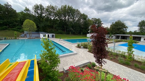 Blick auf das Schwimmerbecken im Freibad Gemünden. Das Freibad in Gemünden ist saniert worden und hat nach drei Jahren wieder geöffnet. 