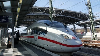 Sujetbild: Ein ICE-Zug im Bahnhof Montabaur. Von Mitte Juli bis Mitte August fallen die Züge auf der ICE-Schnellstrecke zwischen Köln und Frankfurt aus. 