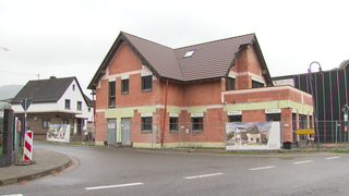 Der Rohbau eines Hauses. Nach der Flut hat Bäckermeisterin Cornelia Schlösser ihr Haus wieder aufgebaut. Nun wartet sie auf Geld der Förderbank.