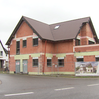 Der Rohbau eines Hauses. Nach der Flut hat Bäckermeisterin Cornelia Schlösser ihr Haus wieder aufgebaut. Nun wartet sie auf Geld der Förderbank.