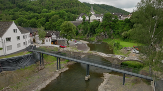 In Schuld in Rheinland-Pfalz wurde neben die von der Ahrflut zerstörte Fußgängerbrücke eine moderne gebaut.