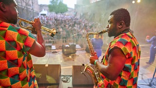 Die ghanaische Band Alogte Oho & The Sounds of Joy tritt 2023 inmitten der Mauern der Festung Ehrenbreitstein beim Weltmusikfestival Horizonte auf. 