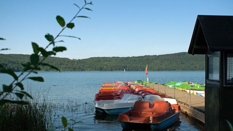 Ein Steg mit Tretbooten am Laacher See