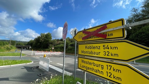 Ein Blick auf eine Straßenkreuzung an der B414 bei Nister, der Wegweiser nach Nister und Steineroth ist durchgestrichen.