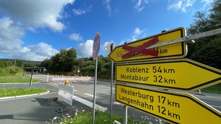 Ein Blick auf eine Straßenkreuzung an der B414 bei Nister, der Wegweiser nach Nister und Steineroth ist durchgestrichen.