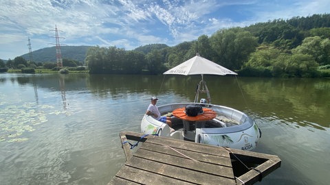 Ein Mann sitzt im BBQ-Donut in der Lahn 