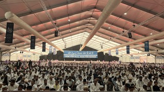 Tausende Muslime beten zusammen beim Treffen der Ahmadiyya Gemeinde in Mendig