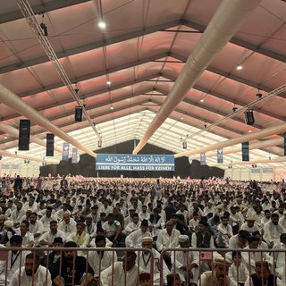 Tausende Muslime beten zusammen beim Treffen der Ahmadiyya Gemeinde in Mendig